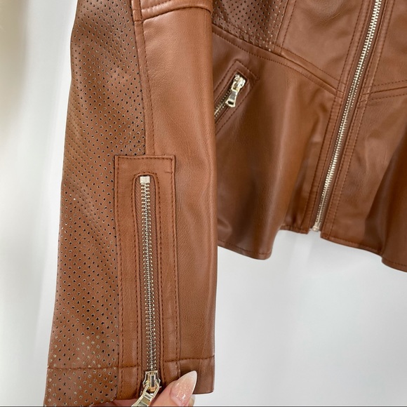 Guess Peplum brown faux leather jacket
Cognac - Picture 8 of 16